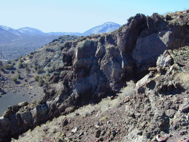 Angular contact between ventward dipping and nearly horizontal agglutinate and rootless flow